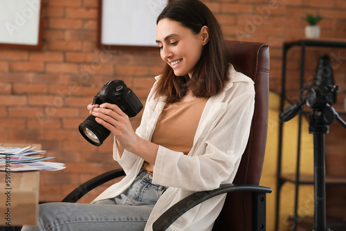 Female photographer with pr...