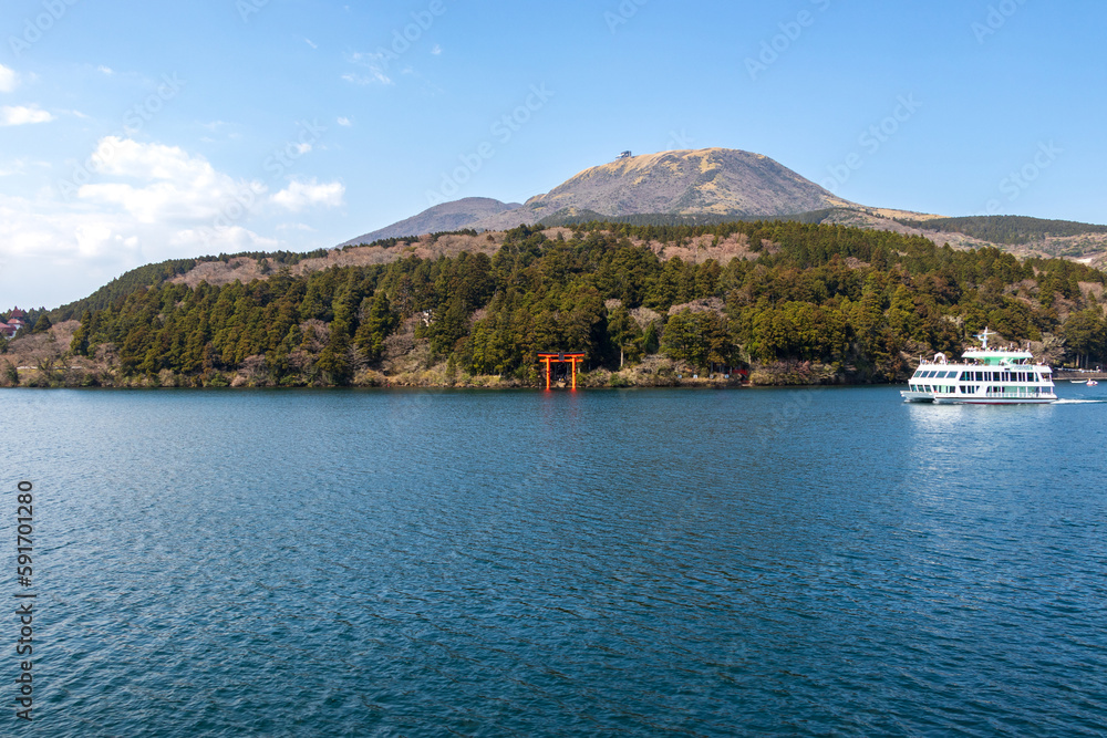 芦ノ湖から眺める駒ヶ岳と箱根神社
