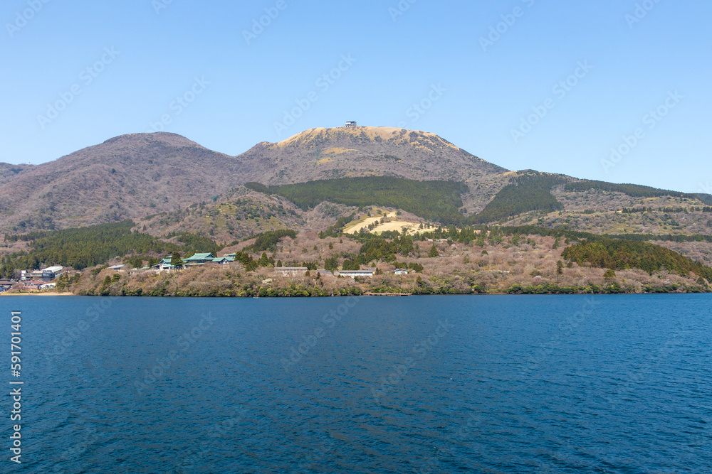 芦ノ湖の湖上から眺める箱根・駒ヶ岳