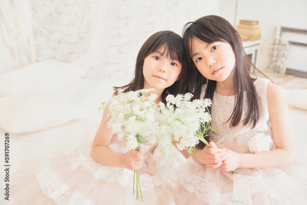 ドレスを着て花を持つ姉妹 ドレスを着て花を持つ姉妹