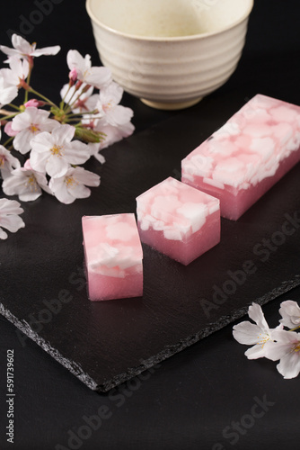桜イメージの寒天羊羹と抹茶