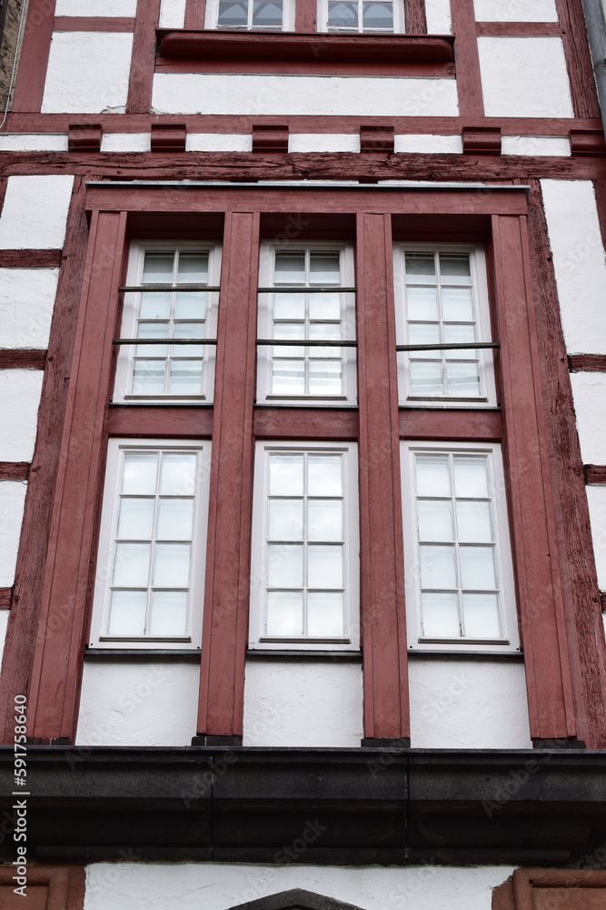 Fototapeta premium Altes rieisiges Fenster in mittelalterlichem Fachwerkbau