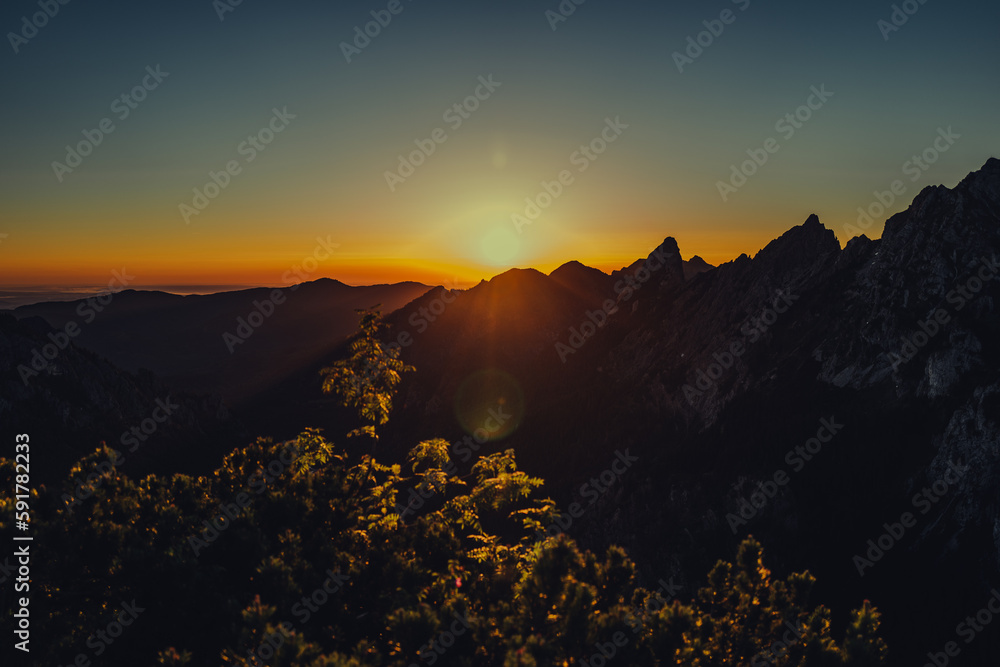 Obraz premium Sonnenaufgang in den Bergen