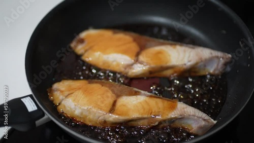 Wallpaper Mural ぶりの照り焼きを作る様子 Torontodigital.ca