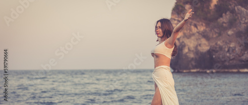 Φωτογραφία Woman with outstretched arms enjoying the wind and breathing fresh air on the ro
