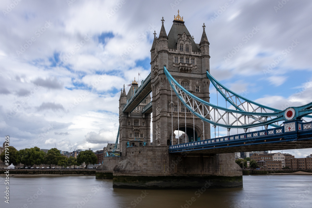 Obraz premium Tower Bridge London on a cloudy day 