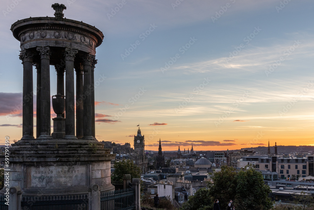 Obraz premium Sunset Calton Hill in Edinburgh, UK