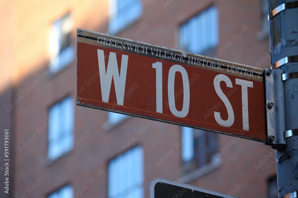 Obraz premium West 10th Street brown traffic sign in New York in Greenwich village historic district