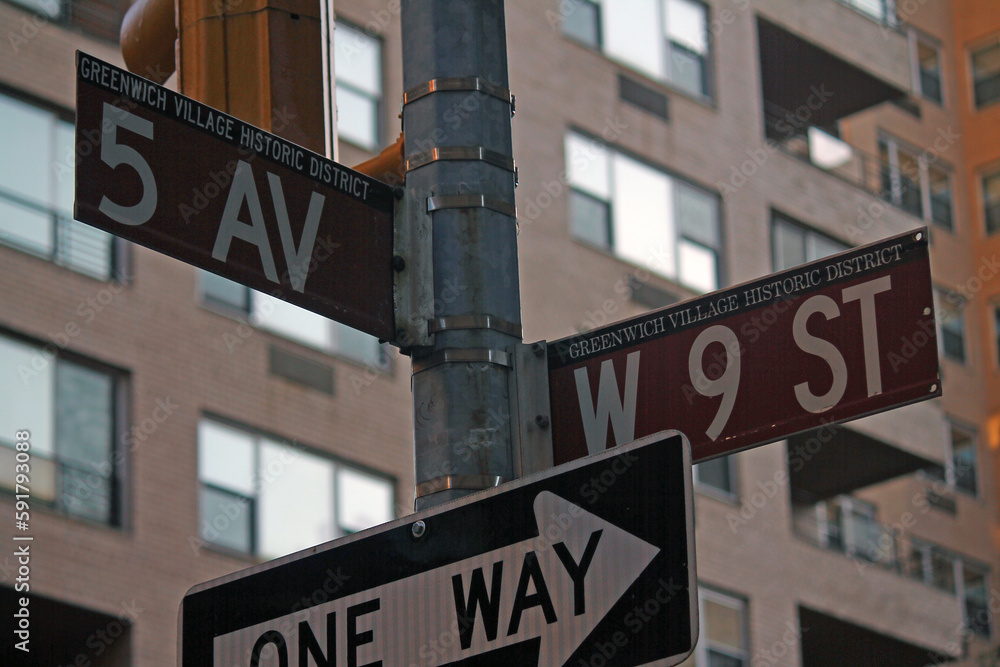 Obraz premium Brown West 9th Street and 5th Avenue Fashion historic sign in Midtown Manhattan in New York City in Greenwich Village Historic District