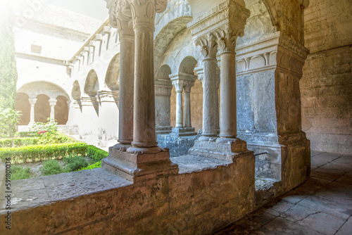 Canvas Print Corridor with white antique columns illuminated by sunlight
