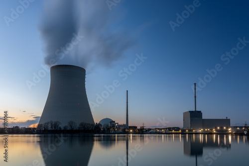 Kernkraftwerk Isar bei Landshut am Abend