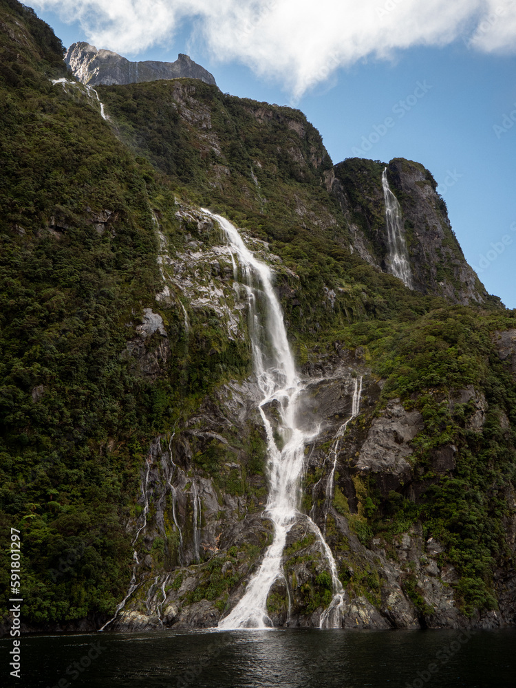 Obraz premium waterfall into lake
