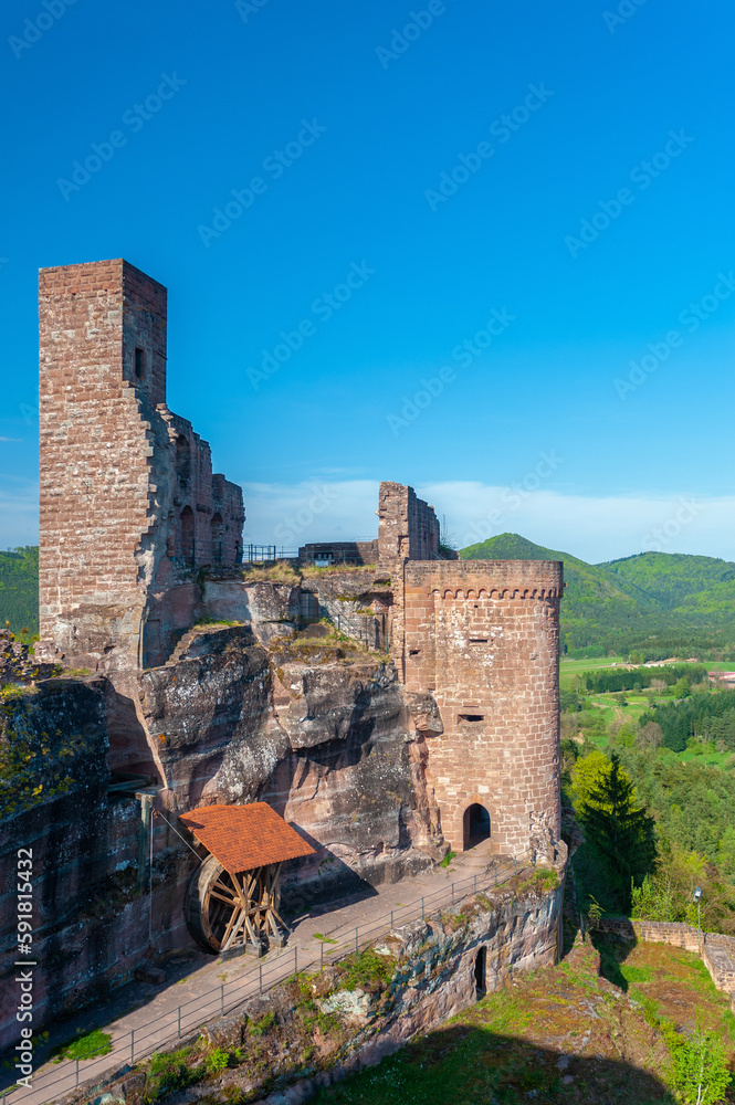 Burgenmassiv Altdahn, hier der Blick von der Burgruine Grafendahn zur Burgruine Altdahn bei Dahn. Region Pfalz im Bundesland Rheinland-Pfalz in Deutschland