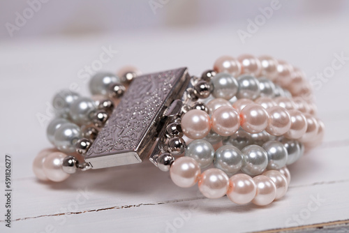 Imitation pearl bracelet with metal buckle. 