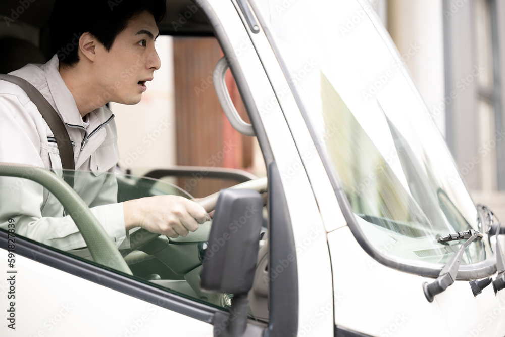 トラックの運転でびっくりして前方で急ブレーキをかける事故のイメージ トラックの運転でびっくりして前方で急ブレーキをかける事故のイメージ