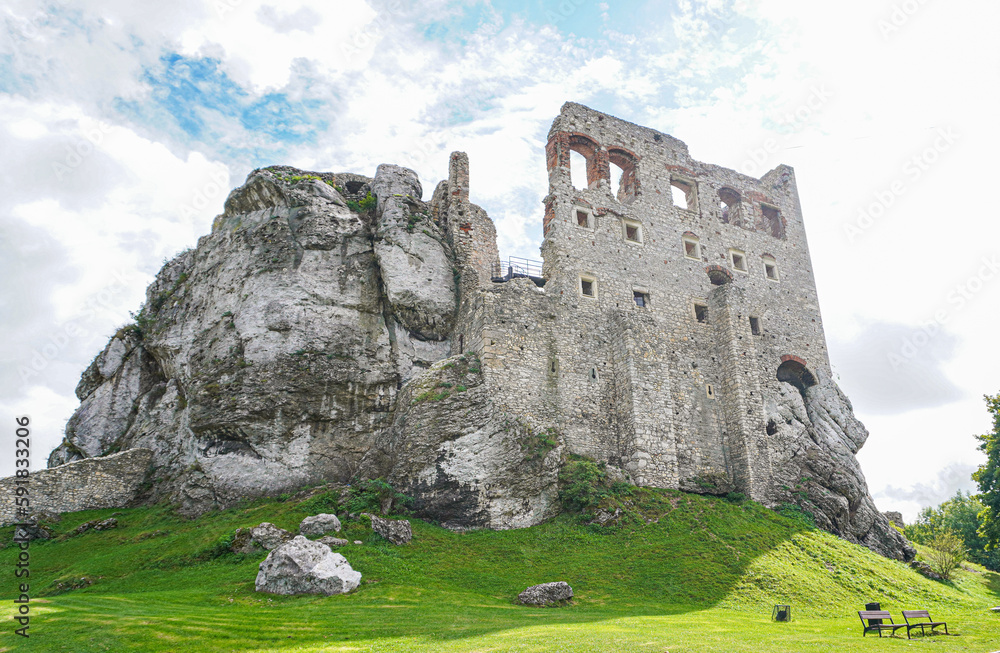 Fototapeta premium Ogrodzieniec Castle ruins in Poland