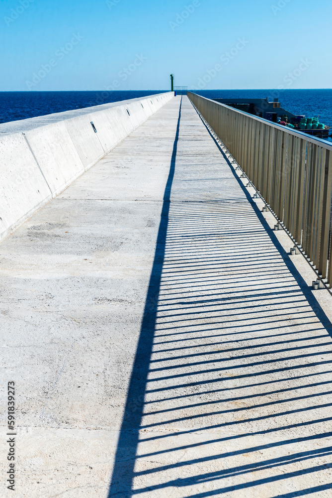 Fototapeta premium Vanishing point of a promenade over a breakwater