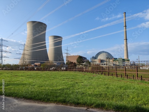 Cuadro en lienzo Atomkraftwerk (AKW / KKW) Grafenrheinfeld, zwei Kühltürme
