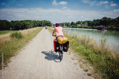 Familie auf einer Fahrradtour entlang des Dortmund-Ems Kanals bei Münster in den Sommerferien, Deutschland
