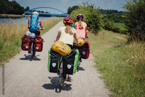 Familie auf einer Fahrradtour entlang des Dortmund-Ems Kanals bei Münster in den Sommerferien, Deutschland photo