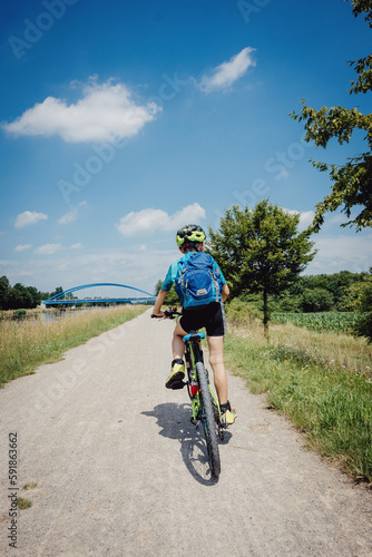 Junge auf einer Fahrradtour entlang des Dortmund-Ems Kanals bei Münster in den Sommerferien, Deutschland