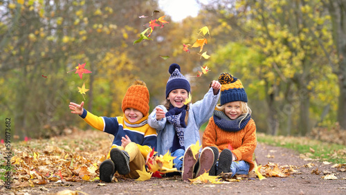 Fotografiet lachende ausgelassene Kinder im Herbst