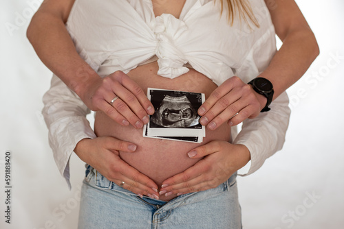 happy pregnant woman, mom and dad, second trimester, newborn, expectation
