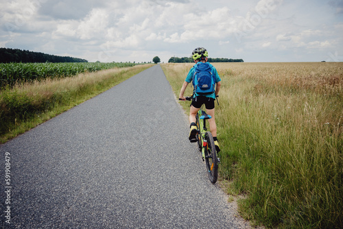 Kleiner Junge auf einer Fahrradtour durch Niedersachsen in den Sommerferien, Deutschland