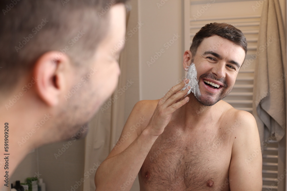 Obraz premium Handsome man applying shaving foam 