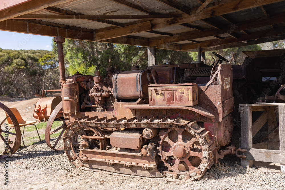 Obraz premium Ausgedienste Ackerschlepper in einem alten Schuppen 
