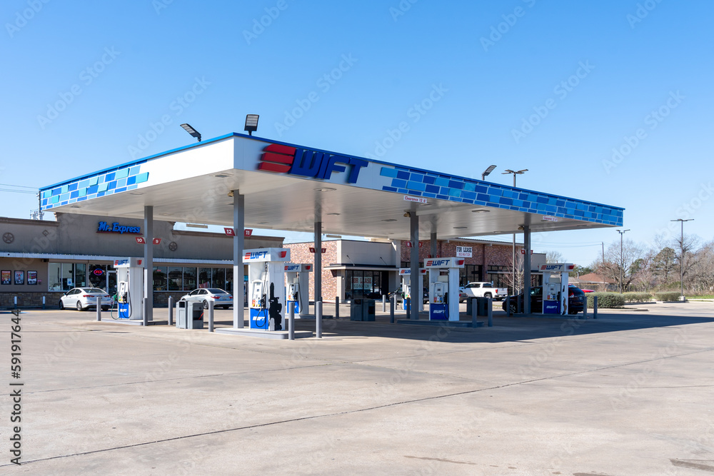 Foto de Houston, Texas, USA March 13, 2022 A Swift gas station in