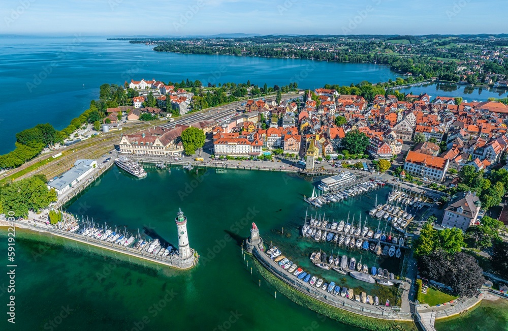 Lindau im Bodensee aus der Luft, Ausblick auf den Hafen mit dem Leuchtturm und der Statue des Bayerischen Löwen