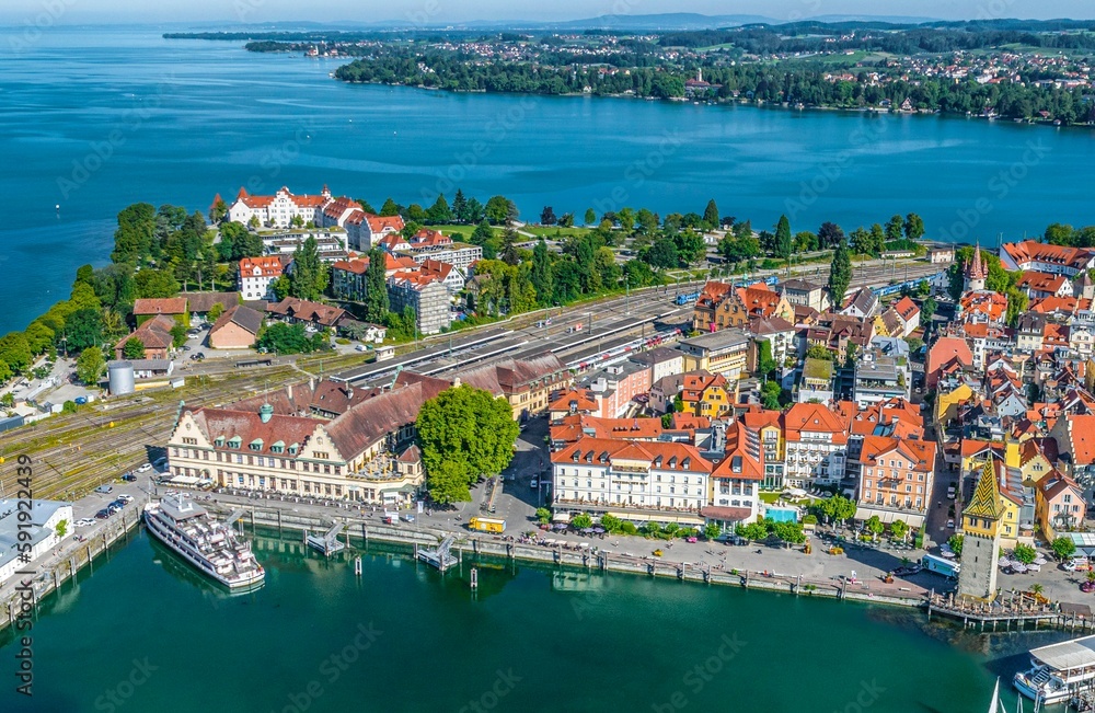 Lindau im Bodensee im Luftbild, Blick über den Hafenplatz zum Inselbahnhof