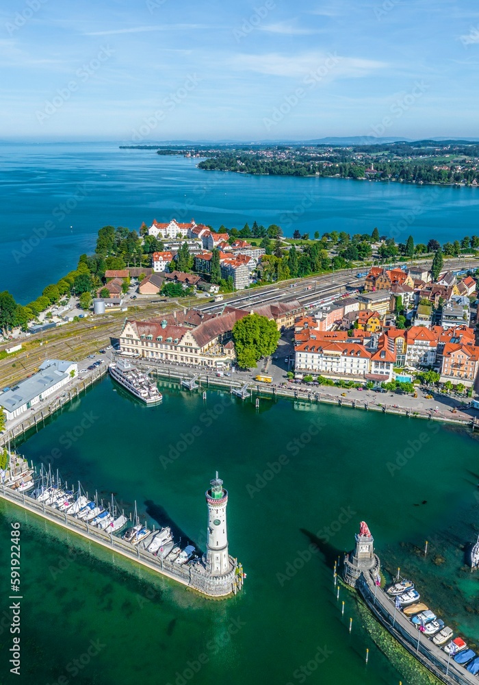 Lindau im Bodensee aus der Luft, Ausblick auf den Hafen mit dem Leuchtturm und der Statue des Bayerischen Löwen
