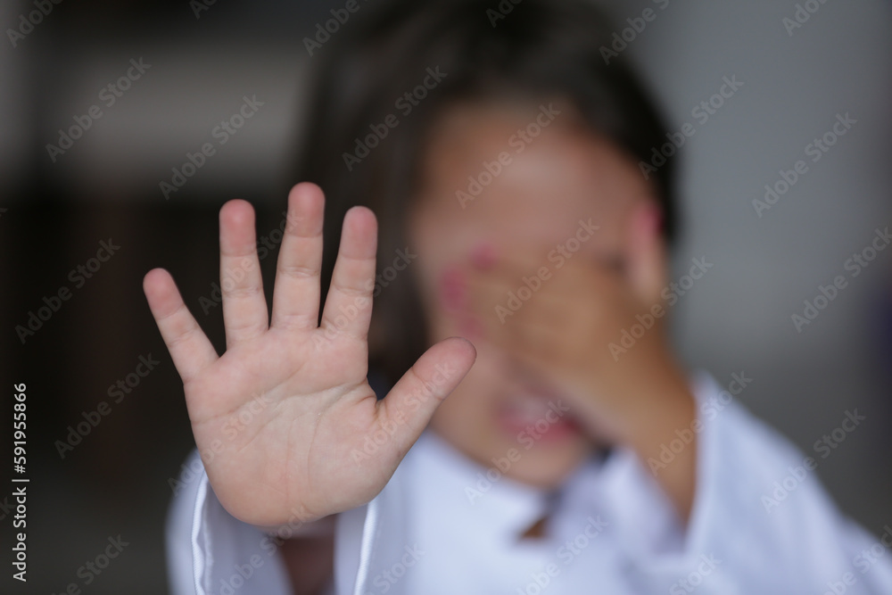 Foto de Criança com a mão no rosto sinalizando pare com outramão. do ...