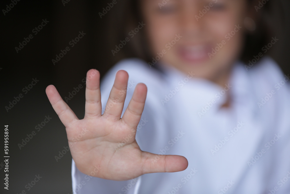 Criança com a mão no rosto sinalizando pare com outramão. Stock Photo ...