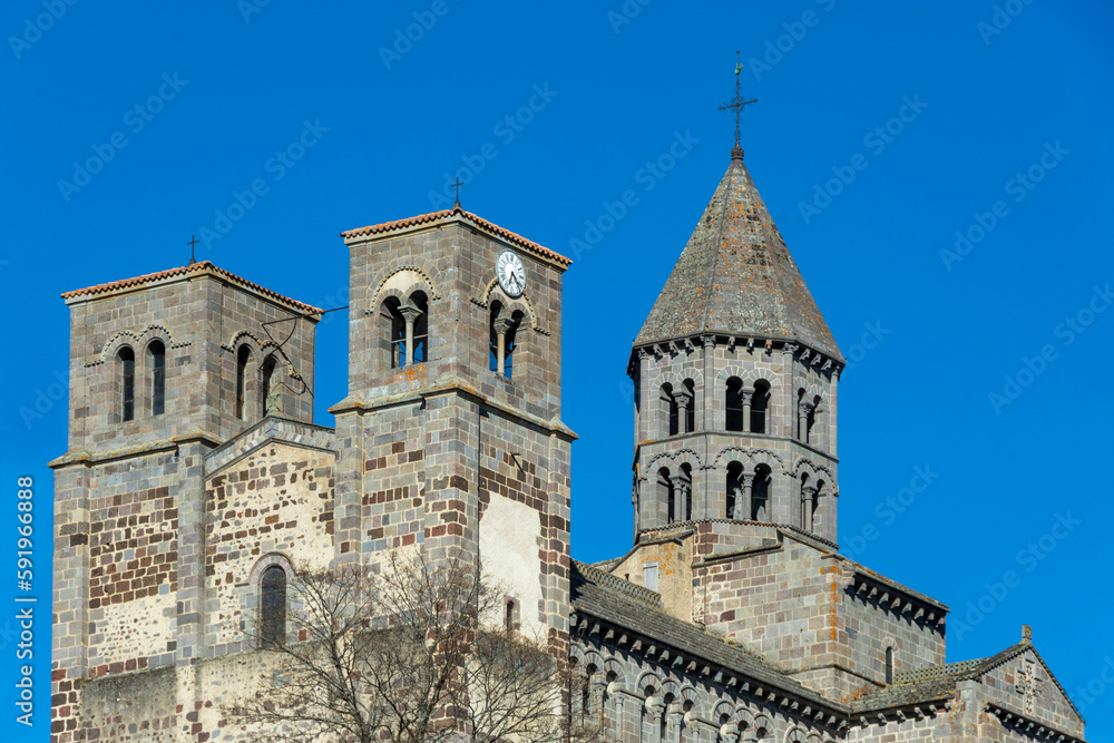 Eglise romane de Saint-Nectiare Parc naturel regional des volcans d'Auvergne. Département du Puy de Dôme. Auvergne-Rhône-Alpes. France. Europe