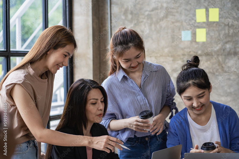 Obraz premium Brainstorming sessions discuss plans for product launches, planning, strategies, new business development. Working with Asian creative start-up projects