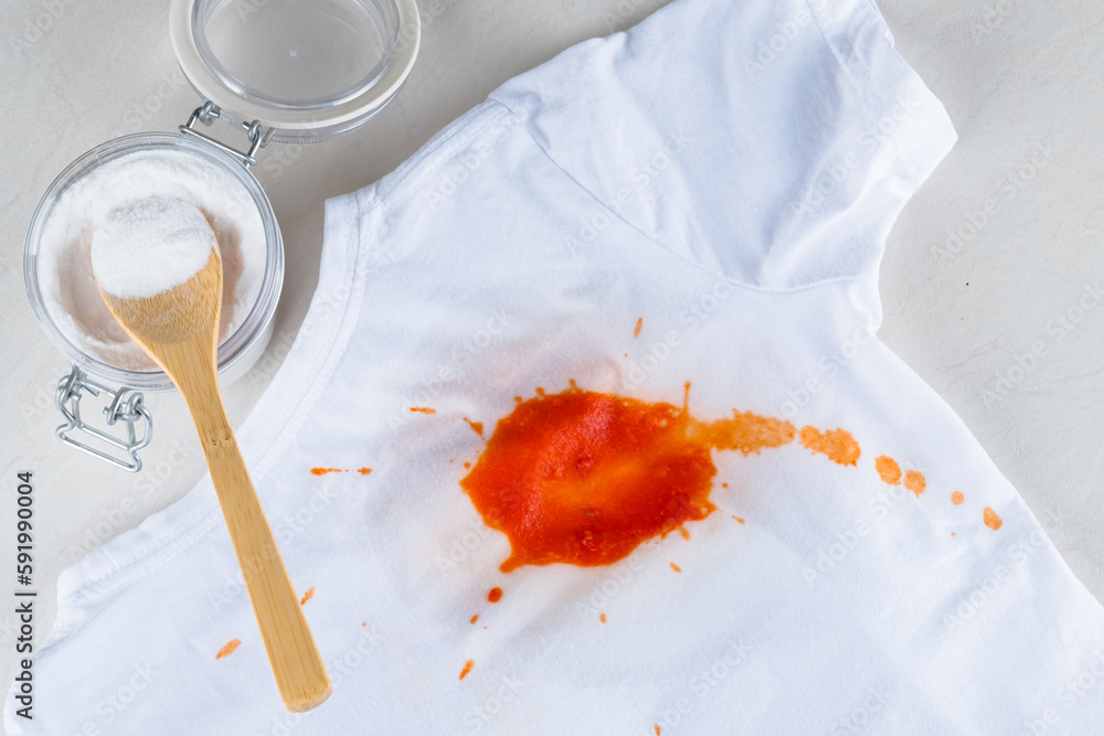 Fotografia do Stock Organic removing sauce stain on clothes with