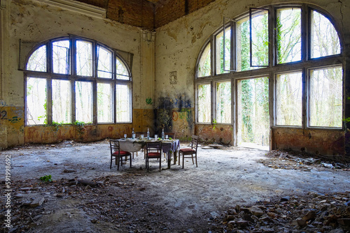 Speisesaal mit in Szene gesetzten Esstisch in der Ruine des Alpenhauses in den Beelitzer Heilstätten nahe Berlin