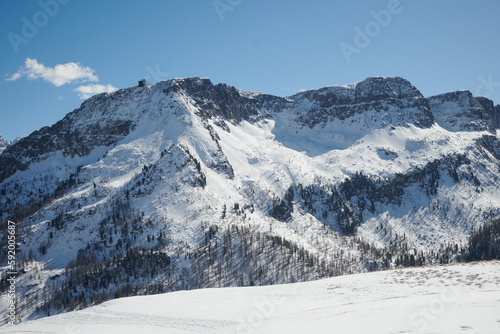 Góry zimą, narciarze na stokach, ferie zimowe na nartach, panoramy ośnieżonych szczytów. Mróz. © Tomasz