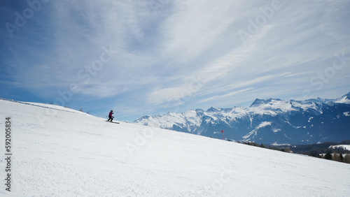 Góry zimą, narciarze na stokach, ferie zimowe na nartach, panoramy ośnieżonych szczytów. Mróz.