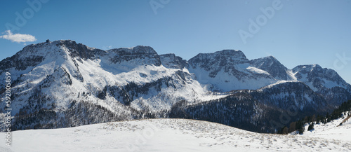 Fototapeta Naklejka Na Ścianę i Meble -  Góry zimą, narciarze i snowboardziści na stokach, ferie zimowe na nartach, panoramy ośnieżonych szczytów. Mróz.