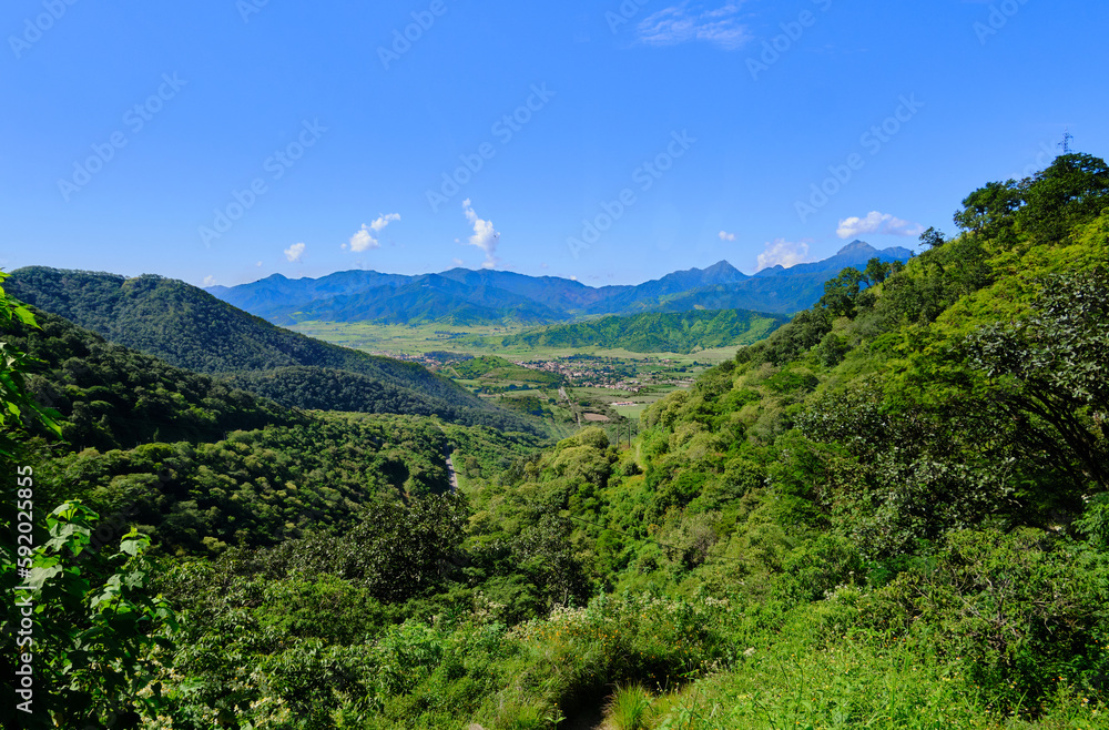 Fototapeta premium Sierra madre con pueblo
