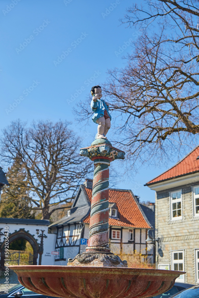 Fototapeta premium Frankenberger Brunnen und Kirche St. Peter und Paul zum Frankenberge in Goslar, Norddeutschland, Niedersachsen.