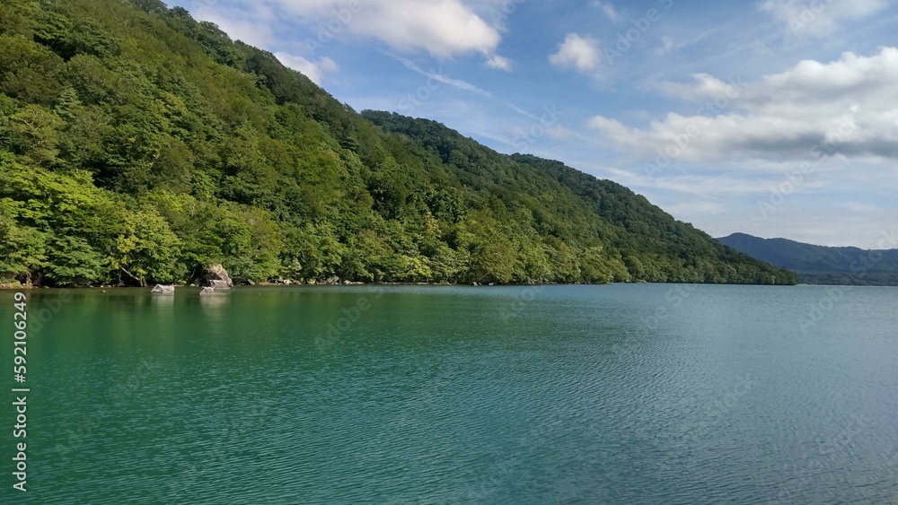 青森県の十和田湖遊覧船からの景色