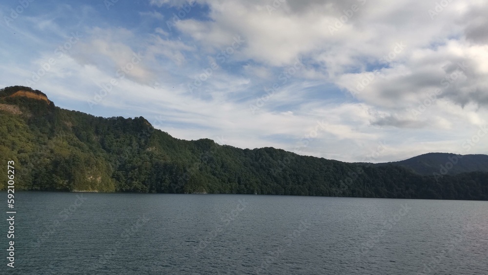 青森県の十和田湖遊覧船からの景色
