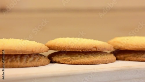 The cookies that overlap each other are neatly arranged