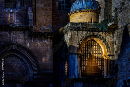 Fotografia Early Morning Prayer at the Church of the Holy Sepulchre in the Old City of Jeru