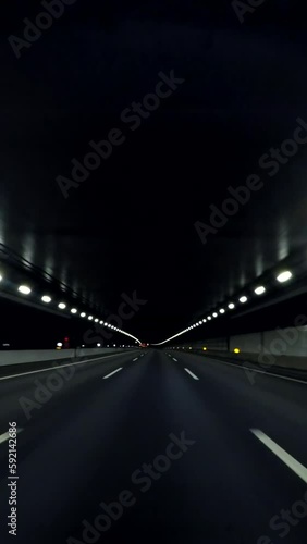 高速道路のトンネル内を走行する車からの車載映像の縦動画